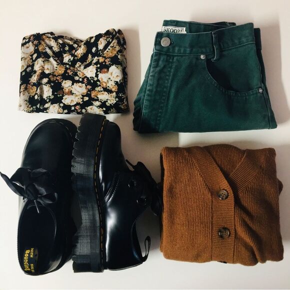 PacSun Black Floral V-Neck Semi-Cropped Top EUC Size S - Picture 2 of 10